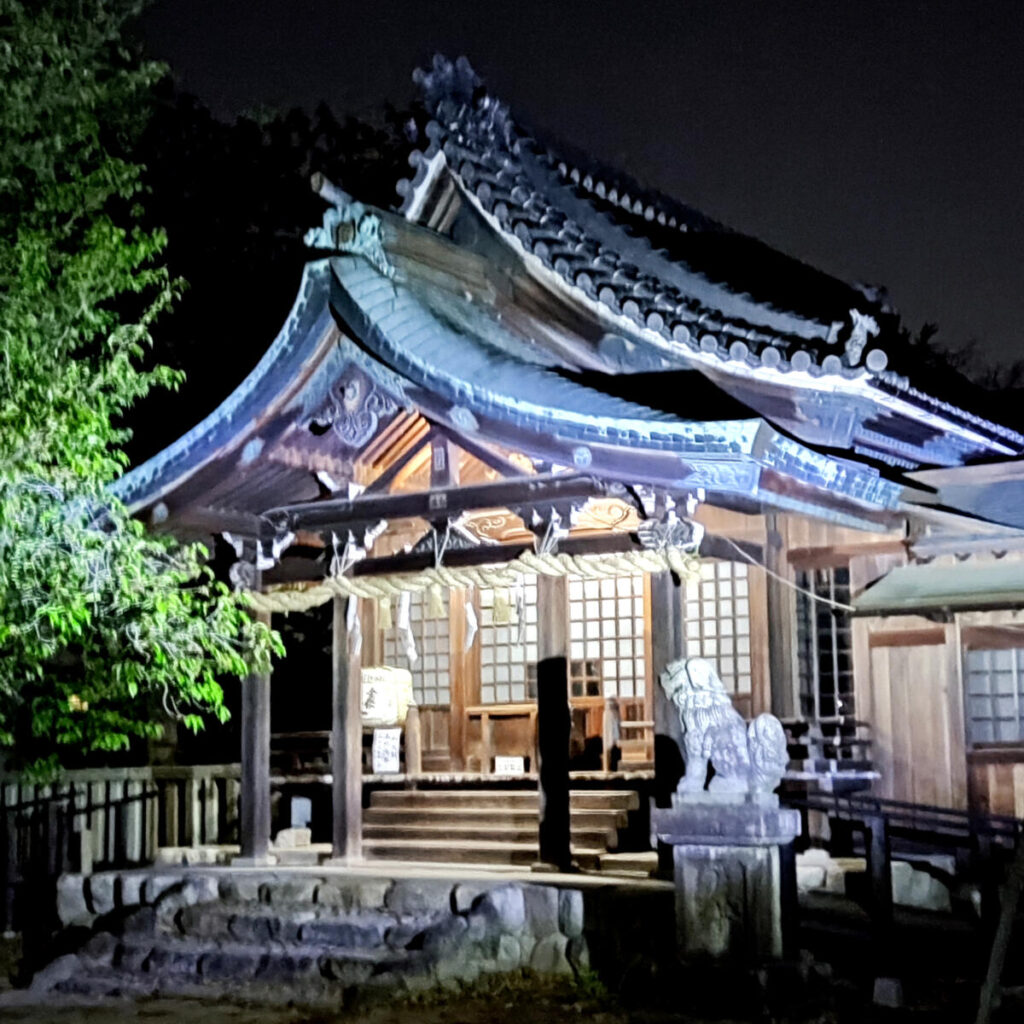 石刀神社のライトアップされた御拝殿、日本スカイランタン協会のイベントで行います。